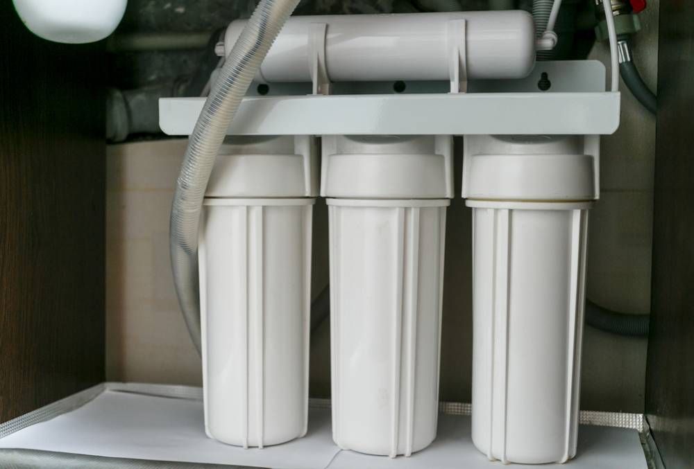 how does an under sink water filter work